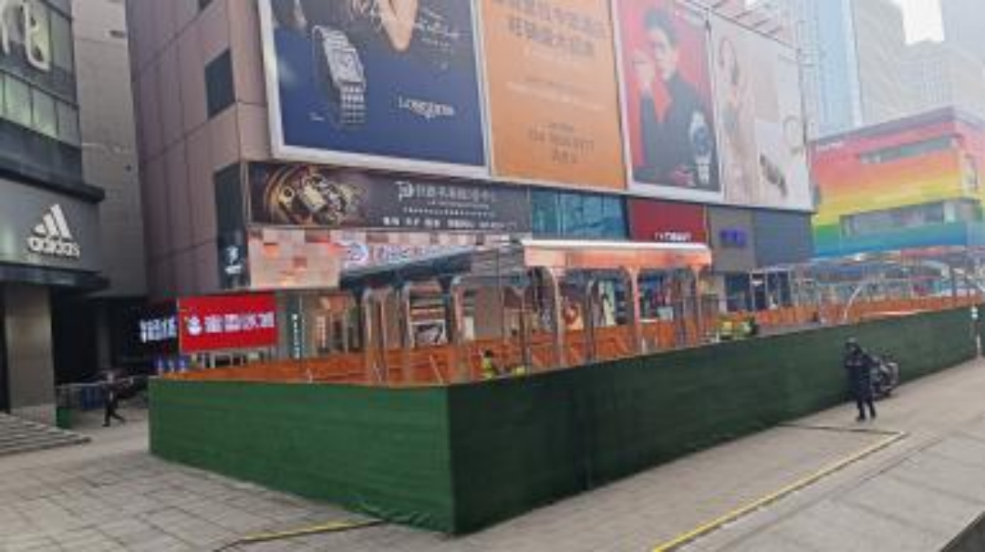 长春重庆路商圈龙年迎春布置城市花房破土动工
